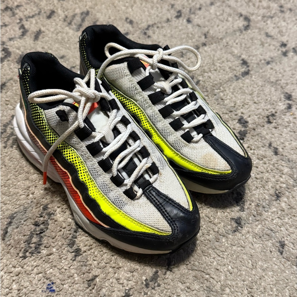 Stylish Nike Air Max Sneakers in Black, White, and Yellow size 4